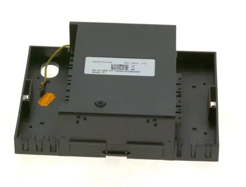 Schwarzes Gehäuse mit einem seitlichen Anschluss und einem QR-Code. Auf der Oberseite ist ein Informationsetikett angebracht. Produkt von Bosch.